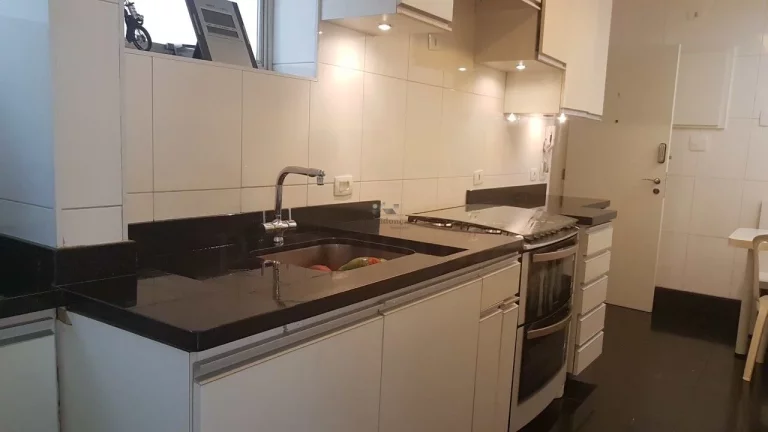 Imagem Apartamento amplo e bem dividido, ensolarado, com living para 02 ambientes, 03 dormitórios sendo 01...