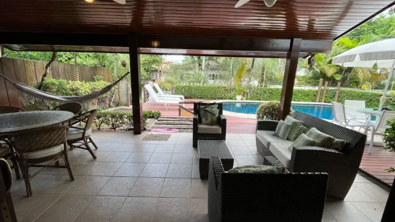 Imagem CASA EM CONDOMINIO COM 4 DORMITÓRIOS SENDO 3 SUÍTES,3 VAGAS DE GARAGEM,VARANDA GOURMET COM CHURRASQUEIRA E PISCINA.