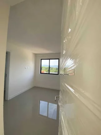 Imagem Apartamento com 2 dormitórios sendo 1 suíte e 1 vaga de garagem em Balneário Pereque