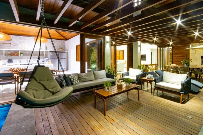 Imagem Casa alto padrão localizada em Praia do Forte condomínio com acesso ao mar Praia Bella.