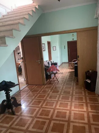 Imagem asa no centro com varandão, 03 salas cinco quartos,dependencia completa ,copa cozinha,02 banheiros,duas suites,vaga para dois carros,excelente locali