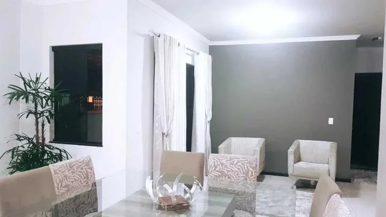 Imagem Casa com 4 dormitórios sendo 1 suíte e 3 vagas de garagem no Centro de Itajaí