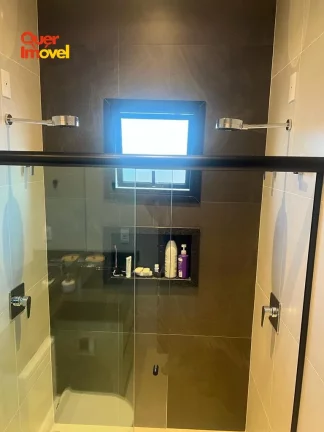 Imagem Luxuosa Casa em Condomínio à Venda em Ribeirão Preto-SP no bairro Quintas de São José: 3 quartos, 3 suítes, 1 sala, 4 banheiros, 4 vagas de garagem, 157m².