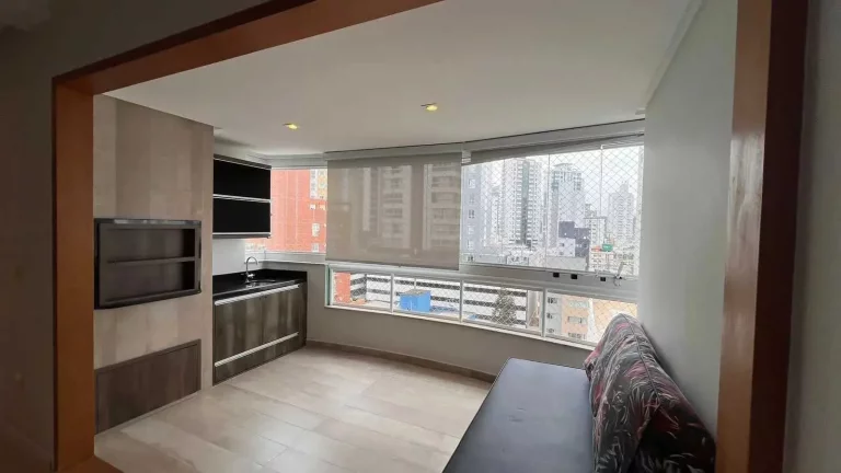 Imagem Apartamento com 2 dormitórios sendo 1 suíte e 2 vagas de garagem no Centro de Balneário Camboriú/SC