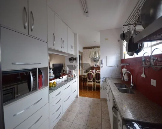 Imagem Lindo apartamento amplo arejado, decorado com muito bom gosto, todo reformado, com living para 02 am...