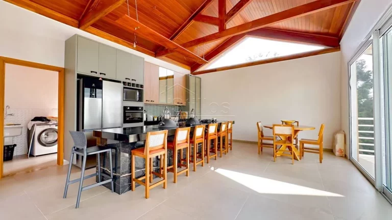 Imagem Residência com Arquitetura Imponente e Vista Permanente