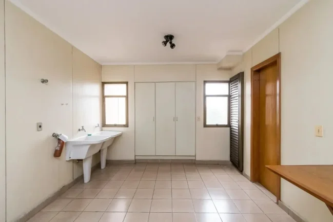 Imagem Apartamento 370M², 4Q, 3 Suítes, 5 Banheiros, 4 Vagas, Lareira, Piscina Coberta, Sauna Seca e Úmida, Salão de Festas, Depósito, Dep. Compl. de Serviço