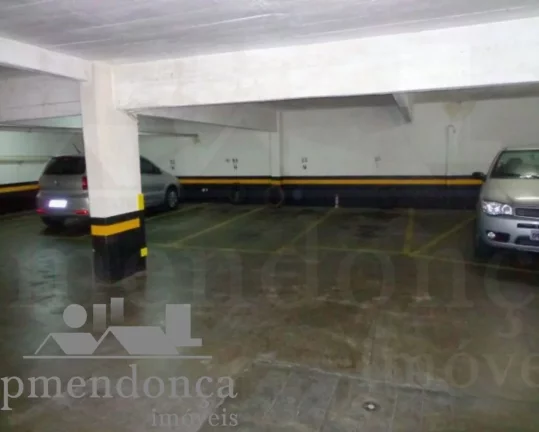 Imagem Apartamento amplo, com piso todo em taco, com 2 quartos com armários embutidos e 1 banheiro no tota...