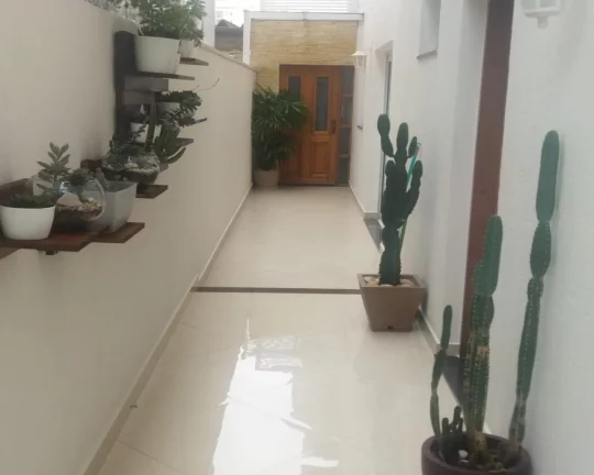 Imagem Vendo Sobrado 280 m² 04 dormitórios. uma suíte, 04 banhos e duas vagas FL38