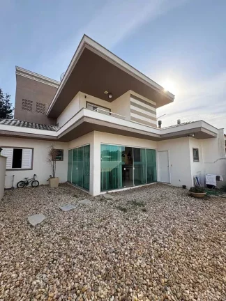 Imagem Casa ampla com 3 dormitórios e 2 vagas de garagem em Jaraguá do Sul/SC
