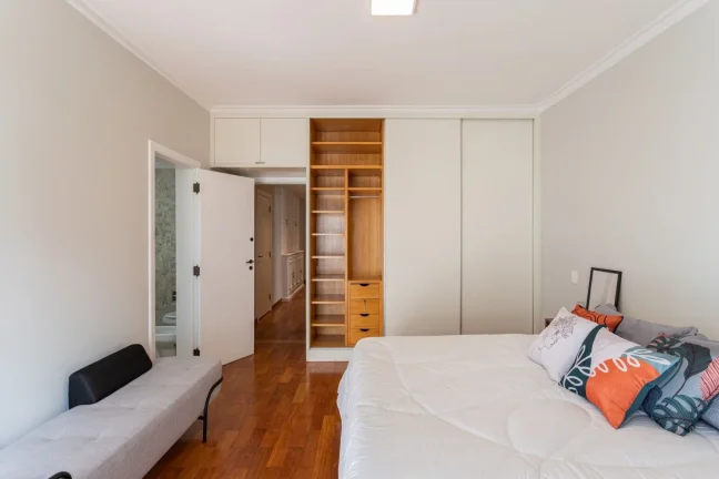Imagem Apartamento Reformado 269M², 3Q, 3 Suítes, 2 Salas, 3 Banheiros, 4 Vagas, Varanda, Closet, Academia, Piscina, Salão de Festas, Brinquedoteca.