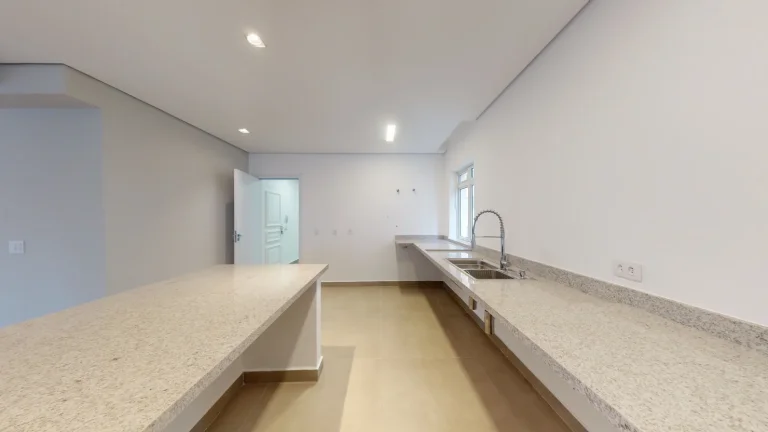 Imagem Apartamento 295M² Reformado, 3Q, 1 Suíte, 4 Banheiros, 1 Vaga, Varanda.