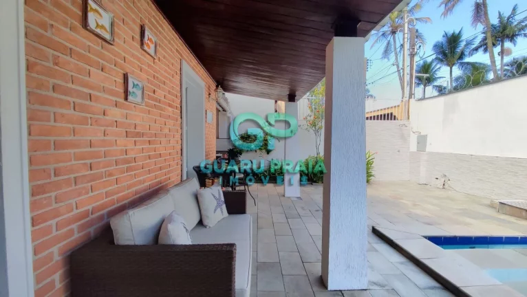 Imagem Sala espaçosa para 2 ambientes, varanda, sala de jantar, 3 dormitórios sendo uma suíte, banheiro social, cozinha, lavanderia, piscina, churrasqueira, 1 edícula com 2 suítes, 5 quartos