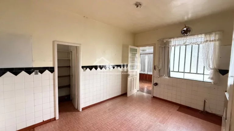 Imagem Casa com Amplo Terreno - No Centro