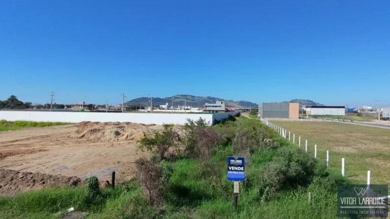 Terreno de 2.112m² à Venda na Avenida Pedro Zapelini