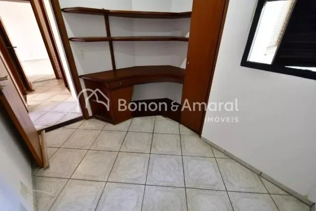 Imagem Aconchegante e espaçoso, este imóvel conta com 3 quartos, incluindo 1 suíte, e 3 banheiros no tot...