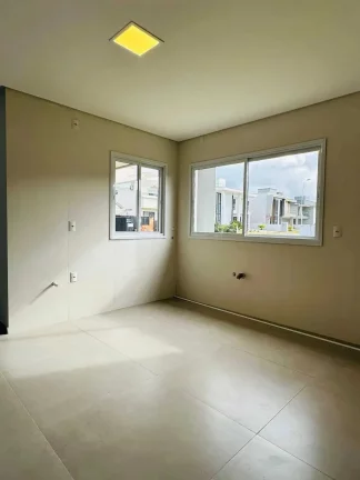 Imagem Casa alto padrão 3 dormitórios sendo 1 suíte e 2 demi-suítes e 2 vagas em Florianópolis/SC