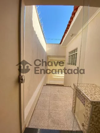 Imagem Casa com entrada paisagistica e area de lazer completa.