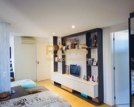 Imagem Completo em todos os detalhes, contemplada com um edifício de formas ousadas e modernas. Localizado...