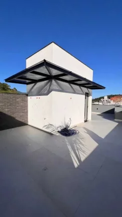 Imagem Sobrado alto padrão com 4 suítes e 2 vagas de garagem em Camboriú/SC