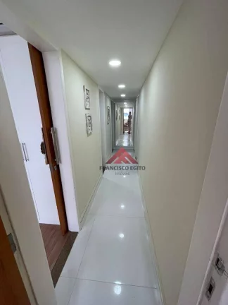 Imagem Praia de IcaraíVenha morar num charmoso apartamento com 3 quartos, sendo 1 suíte com armários embutidos, na Praia de Icaraí, ao lado da UFF (Reitoria)