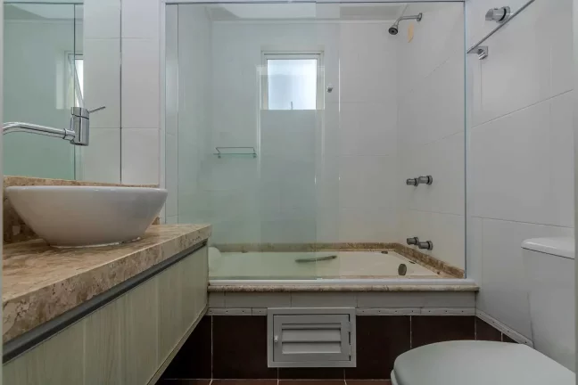 Imagem Apartamento mobiliado de 3 suítes sendo 2 demi e 2 vagas de garagem no Centro de Balneário Camboriú