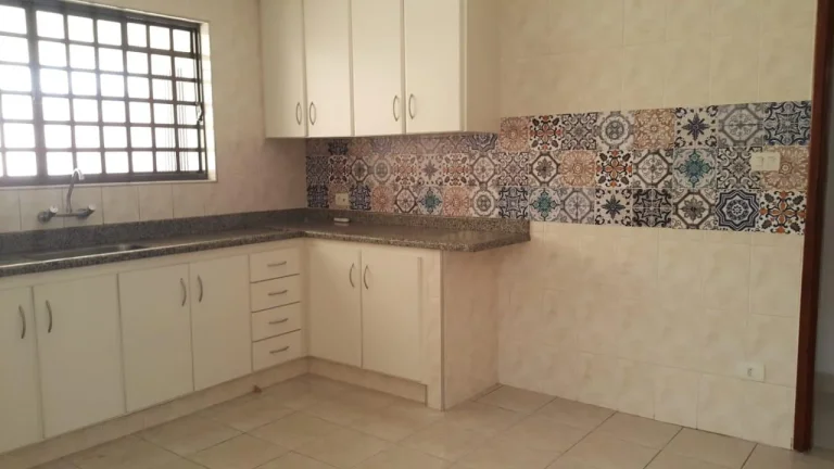 Imagem Casa com 02 vagas, sala ampla, cozinha com armários, área de serviço coberta, 03 dorm. e quintal ...