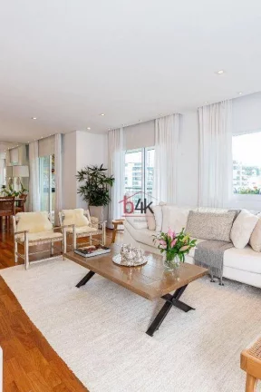 Imagem Apartamento à Venda Reformado de 171m² na Av. Washington Luíz - Alto da Boa Vista.