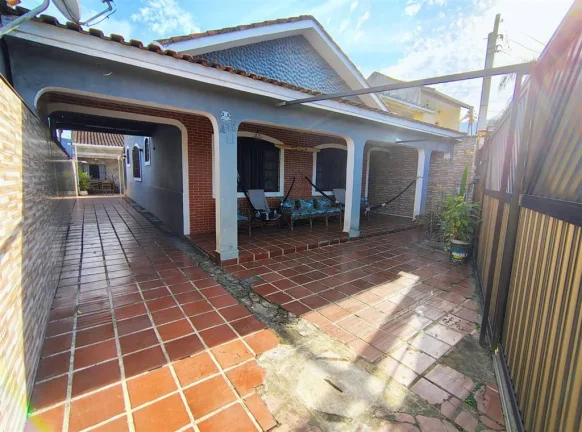 Imagem Casa com quartos + edícula e Piscina em Praia Grande