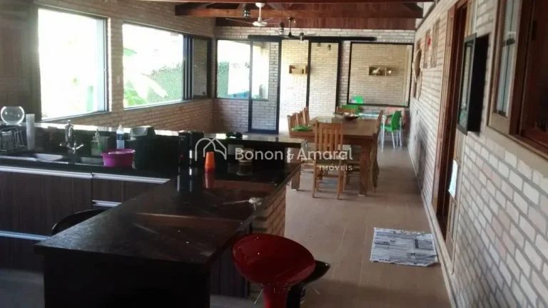 Imagem Esta encantadora chácara oferece três suítes espaçosas, todas com banheiro privativo. A cozinha ...