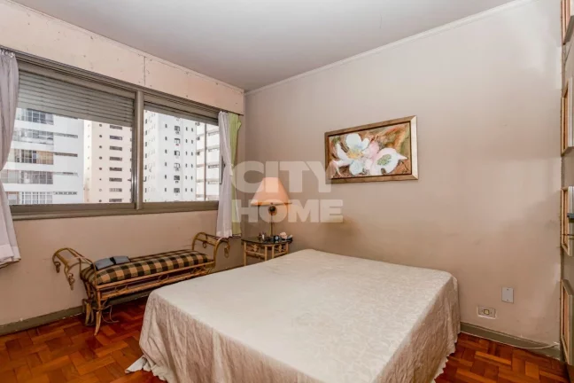 Imagem Belíssimo apartamento em edifício histórico na rua mais charmosa e arborizada de Higienópolis. A...