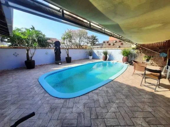 Imagem Casa com 5 dormitórios sendo 2 suítes e 5 vagas na praia dos amores em Balneário Camboriú- SC.