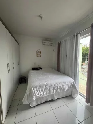 Imagem Sobrado com 4 dormitórios amplos sendo 1 suíte e 4 vagas - Bom Retiro, Joinville/SC