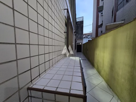 Imagem Oportunidade Única! Casa Sobreposta Baixa, Isolada, 3 Suítes e Localização Privilegiada!