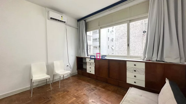 Imagem Sala living, na quadra da praia R .Arthur Assis. Pode ser dividido pois tem 50m2 de área útil com elevador e vaga R$ 305.000 - Boqueirão - Santos/SP