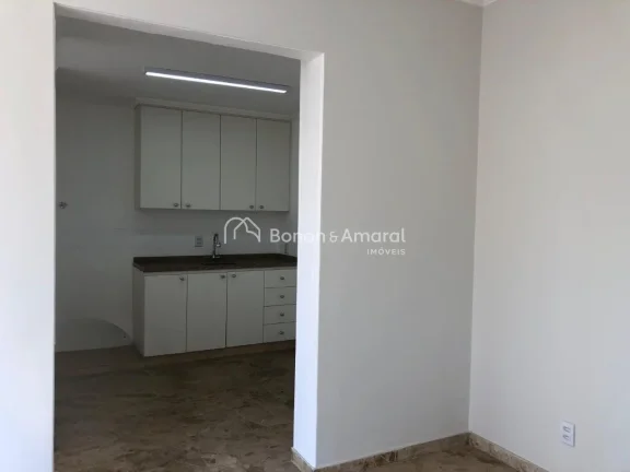 Imagem Oportunidade no Edifício Cristina, no Centro de Campinas. Este amplo apartamento totalmente reforma...