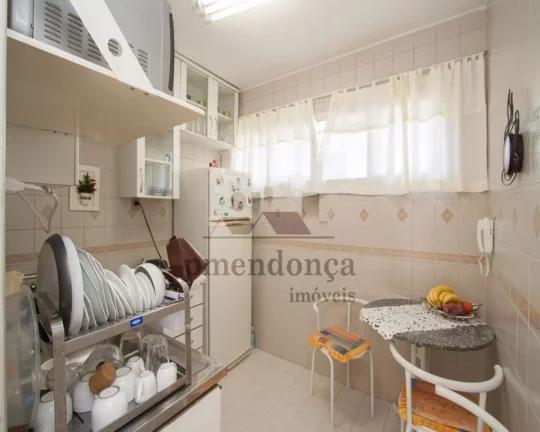 Imagem Apartamento com armários. Living, 1 dormitório, banheiro social, cozinha e área de serviço. 1 va...
