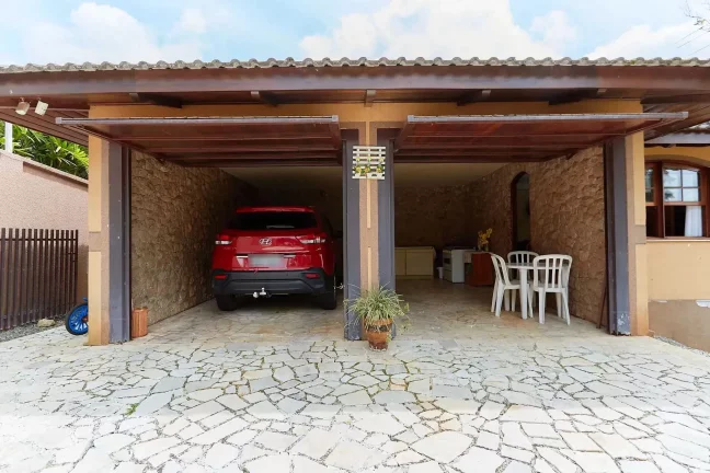 Imagem Residência com 4 Dormitórios sendo 1 Suíte, 4 Vagas de Garagem e Galpão Comercial.