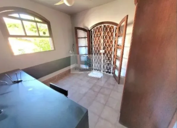 Imagem Casa de Luxo à Venda em Maria Paula, Niterói-RJ: 4 Quartos, 1 Suíte, 2 Salas, 3 Banheiros, 3 Vagas de Garagem