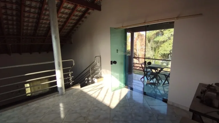 Imagem Linda casa com 03 suítes em terreno que dispõe de 2.131m² Condomínio Residencial Village da Serra!