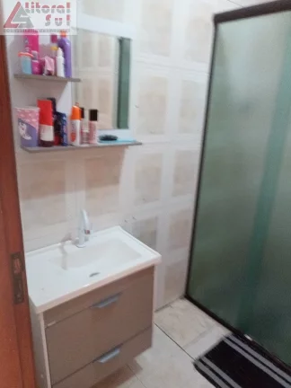 Imagem Casa à venda em Praia Grande-SP, bairro Maracanã: 2 quartos, 1 suíte, sala, 2 banheiros, 1 vaga e 75m² de área. Imperdível!