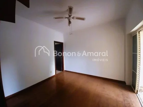Imagem Oportunidade de negócio! Espaçoso sobrado com 5 quartos sendo 4 suítes, escritório, 7 banheiros,...