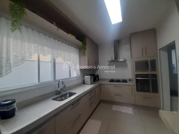 Imagem Lindo sobrado em condomínio tranquilo, com segurança 24 horas e excelente localização! A apenas ...
