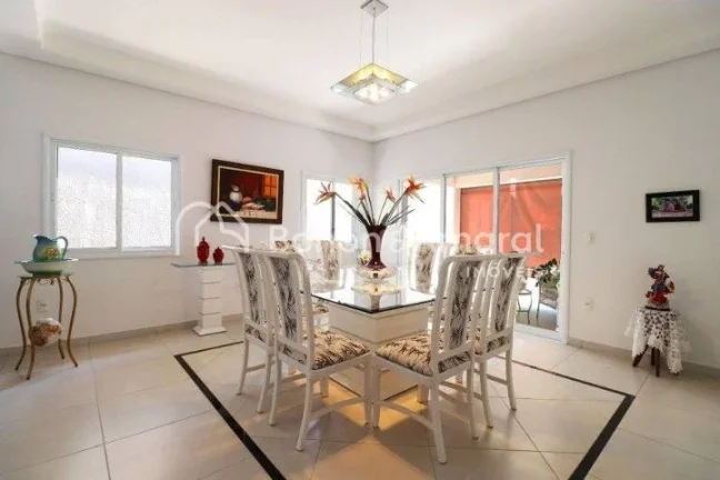 Imagem Casa à venda em condomínio fechado em Campinas - SP. 
Linda casa assobradada com amplo living para...