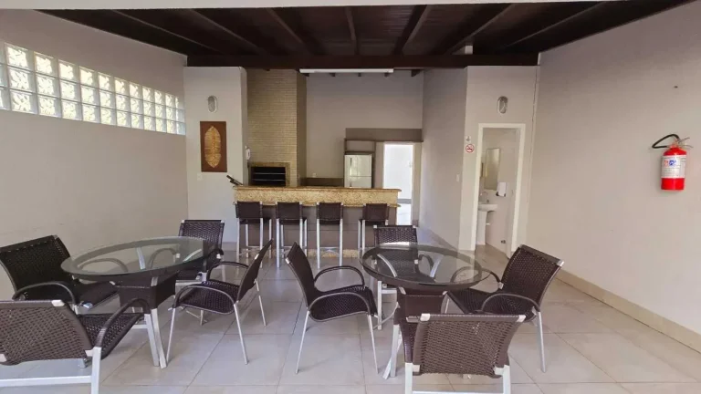 Imagem Apartamento quadra mar com 2 dormitórios sendo 1 suíte e 1 vaga em Balneário Camboriú/SC