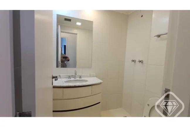 Imagem Apartamento desocupado e ensolarado com orientação leste e norte, oferecendo 64 metros quadrados d...