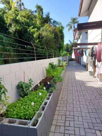 Imagem Apartamento Térreo à Venda com 3 Dormitórios em Canasvieiras – Florianópoli