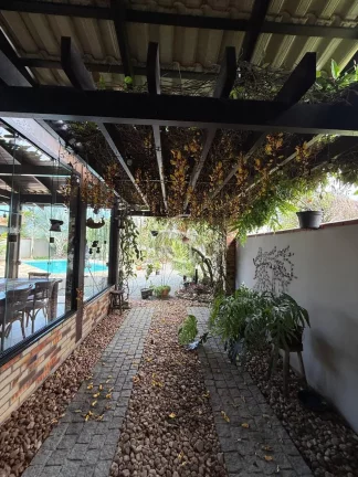 Imagem Sobrado averbado a venda no Saguaçu com piscina.