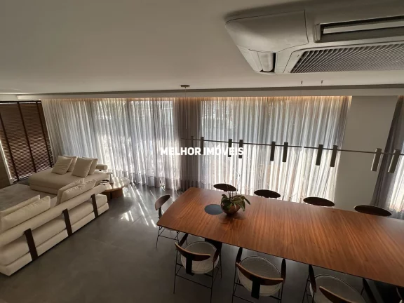 Imagem Casa finamente mobiliada á venda com 4 suítes, 4 vagas de garagem em condomínio fechado na Barra em Balneário Camboriú.