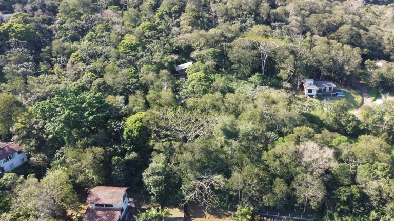Imagem Terreno à venda no Siriú, Garopaba (SC), com 700m², leve declive e vista para o mar. A apenas 2km da praia, com água, luz e possibilidade de regulariz